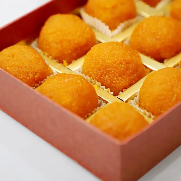 Motichoor Ladoo Gift Box (12) — Twelve motichoor ladoos in a gift box.