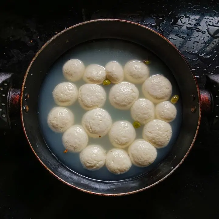 Kolkata Rosogolla — Spongy chhena balls in light sugar syrup.