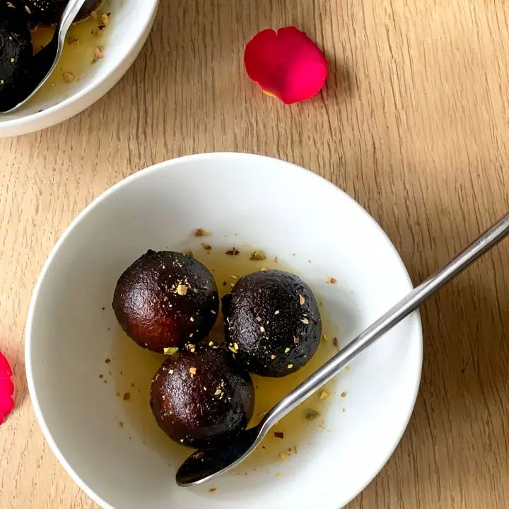 Pantua — Deep-fried chhena and khoya dumplings in syrup.